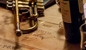 trompette et bouteille de vin