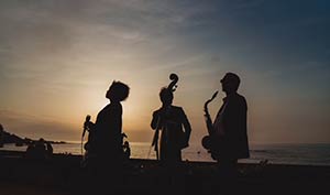 trio de jazz en silhouette